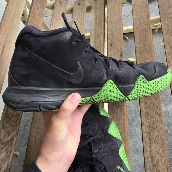 Nike Kyrie 4 Halloween - Picture 4 of 12